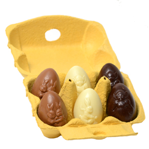 chocolade paaseieren in een eierdoosje
